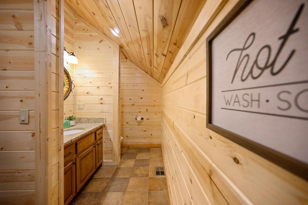 The Eastwood Spacious Retreat With 4 King En-Suites - Hot Tub - Pet-Friendly - Cozy Fire Pit - Prime Location - Multi-Family Брокен-Боу Екстер'єр фото