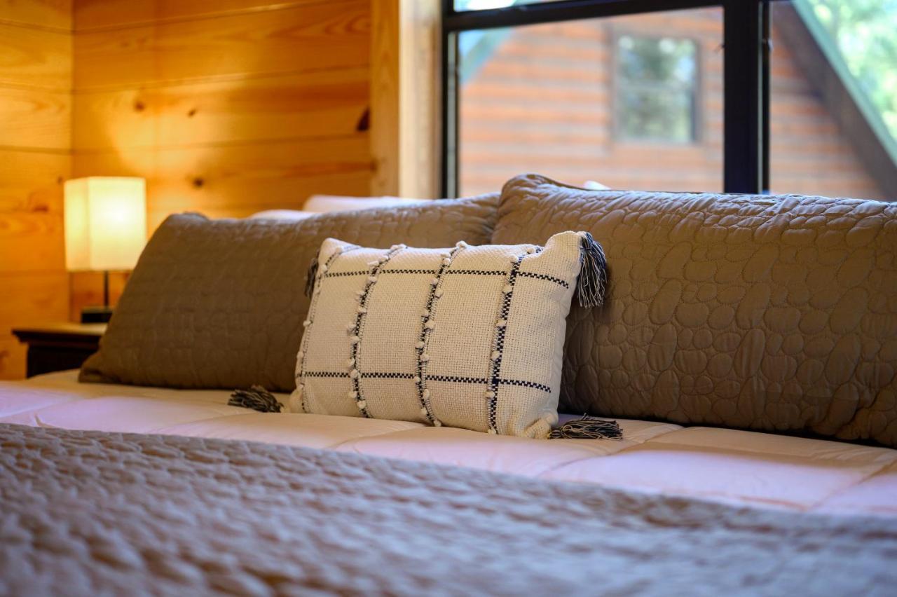 The Eastwood Spacious Retreat With 4 King En-Suites - Hot Tub - Pet-Friendly - Cozy Fire Pit - Prime Location - Multi-Family Брокен-Боу Екстер'єр фото