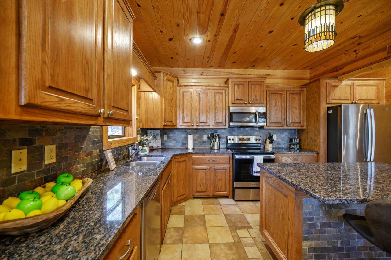 The Eastwood Spacious Retreat With 4 King En-Suites - Hot Tub - Pet-Friendly - Cozy Fire Pit - Prime Location - Multi-Family Брокен-Боу Екстер'єр фото