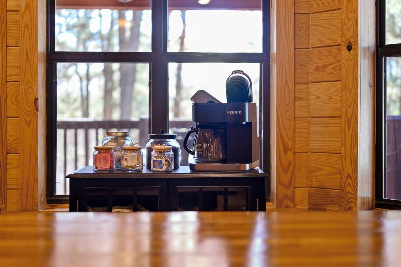The Eastwood Spacious Retreat With 4 King En-Suites - Hot Tub - Pet-Friendly - Cozy Fire Pit - Prime Location - Multi-Family Брокен-Боу Екстер'єр фото