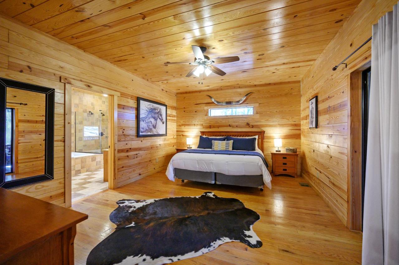 The Eastwood Spacious Retreat With 4 King En-Suites - Hot Tub - Pet-Friendly - Cozy Fire Pit - Prime Location - Multi-Family Брокен-Боу Екстер'єр фото