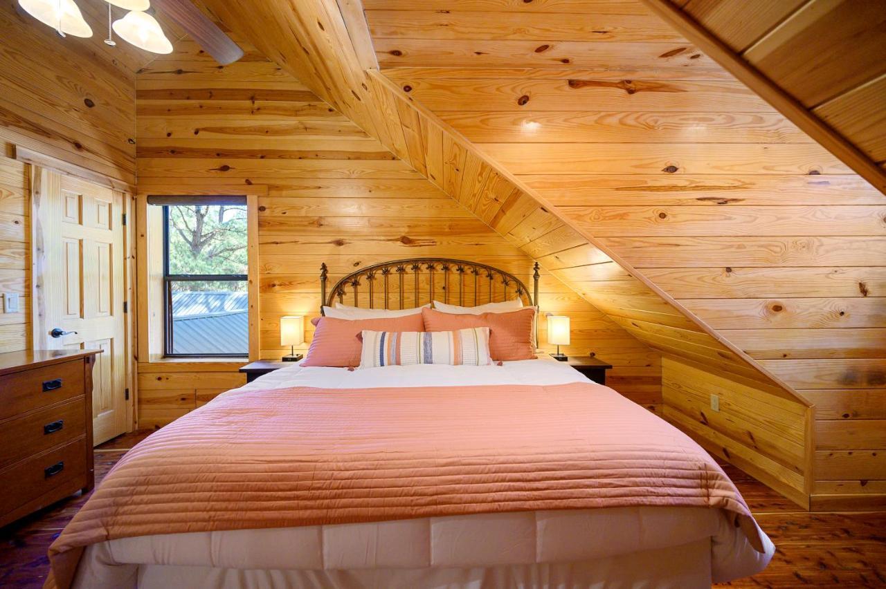 The Eastwood Spacious Retreat With 4 King En-Suites - Hot Tub - Pet-Friendly - Cozy Fire Pit - Prime Location - Multi-Family Брокен-Боу Екстер'єр фото
