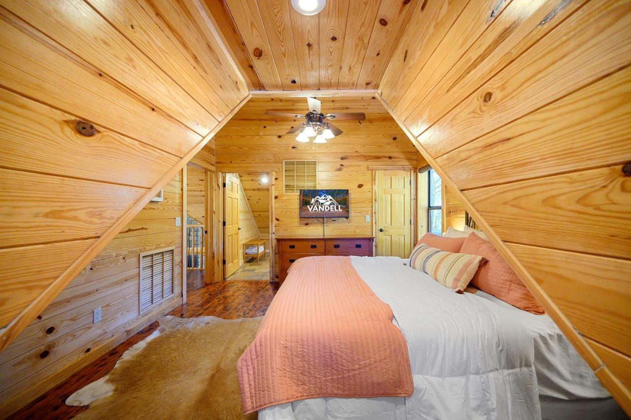 The Eastwood Spacious Retreat With 4 King En-Suites - Hot Tub - Pet-Friendly - Cozy Fire Pit - Prime Location - Multi-Family Брокен-Боу Екстер'єр фото